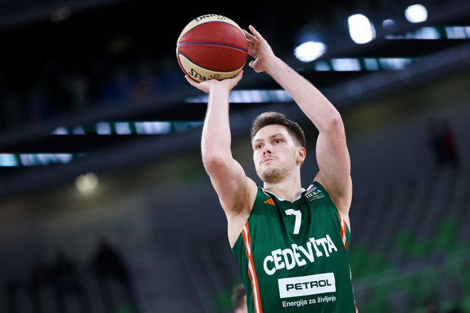 Gregor Glas je bil razpoložen v prvem polčasu tekme s Hamburgom, zadel je tri trojke. Foto Filip Barbalić/Cedevita Olimpija