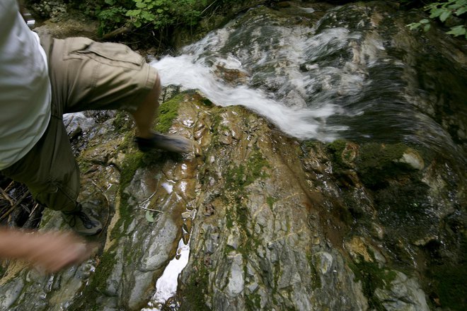 Po doslej znanih podatkih je med plezanjem v steni padel in se hudo poškodoval. FOTO: Pivk Mavric/Delo