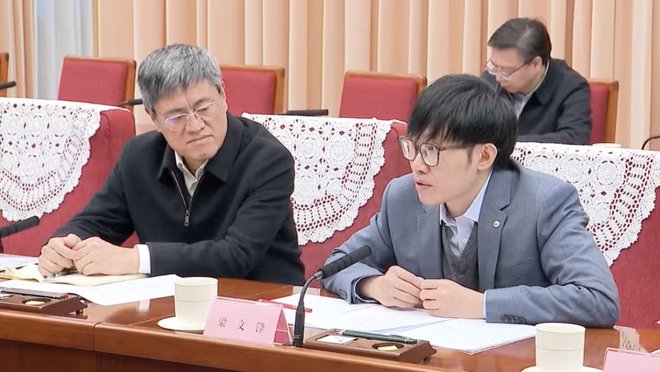 Liang Wenfeng (desno), ki predstavlja zasebno iniciativo v pretežno državni kitajski tehnološki strukturi, je bil do zdaj za javnost precej neznan. FOTO: CCTV