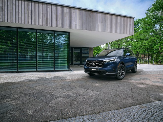 Priključni hibrid CR-V e:PHEV ponuja izboljšano izkušnjo električnega vozila, saj omogoča doseg do 79 km (WLTP) na izključno električni pogon. FOTO: Honda