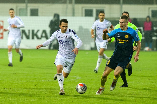 Mark Zabukovnik (desno) in Jan Repas bosta na Bonifiki v štajerskem derbiju bila bitko v zvezni vrst. FOTO: Voranc Vogel/Delo