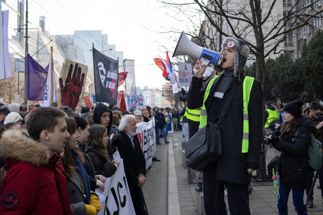 Nekateri v parlamentarnih krogih ocenjujejo, da bi lahko preveč intenzivno odzivanje Vučiću dalo priložnost za propagando o tujih silah, ki da so v ozadju protestov. FOTO:  Marko Djurica/Reuters