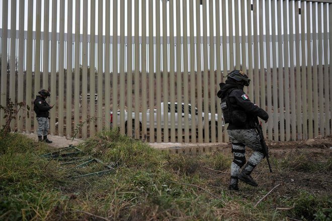 Mejo z ZDA varuje mehiška nacionalna garda, a nadzor se zdi Trumpu nezadosten. Foto Guillermo Arias/AFP