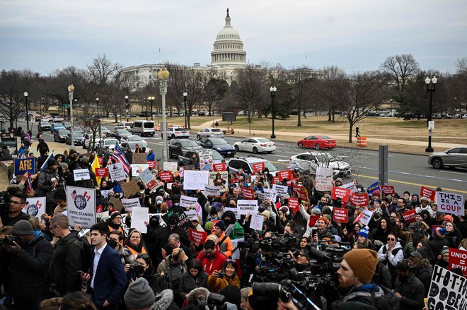 Protest proti ameriškemu predsedniku Donaldu Trumpu in Muskovi Agenciji za vladno učinkovitost (Doge) pred ameriškim ministrstvom za delo blizu Kapitola v Washingtonu. FOTO: Drew Angerer/AFP