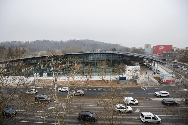 Športni center Ilirija, ki je v letošnjem rebalansu občinskega proračuna ocenjen na več kot 68 milijonov evrov, naj bi odprli še ta mesec. FOTO: Leon Vidic/Delo