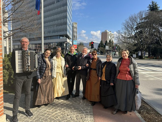 Na novogoriškem križišču pred Eda centrom pa že čaka folklorno društvo Na placi iz Šempetra, ki se bo v kratkem pridružilo povorki. FOTO: Nataša Čepar


 
