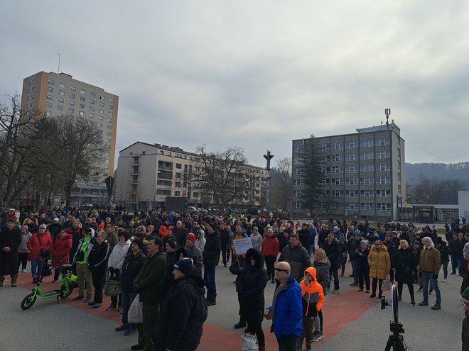 Okoli petsto ljudi se je zbralo na velenjskem Titovem trgu na zboru, ki ga je pripravila Ljudska iniciativa Velenje. Napovedujejo jih še več. Foto Špela Kuralt/delo