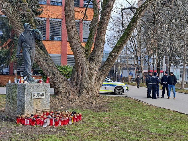 Pri kipu rudarja so še sveče, tudi zbor so začeli s tremi minutami tišine za umrlimi rudarji. FOTO: Špela Kuralt/Delo