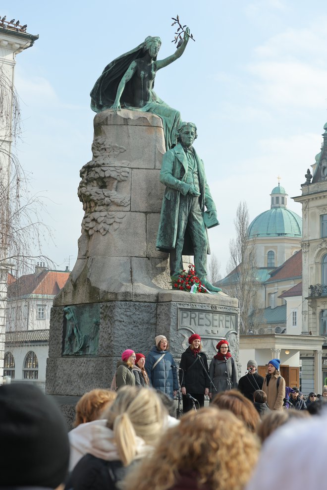 Branje poezije pred Prešernovim spomenikom ob kulturnem prazniku. FOTO: Jože Suhadolnik/Delo