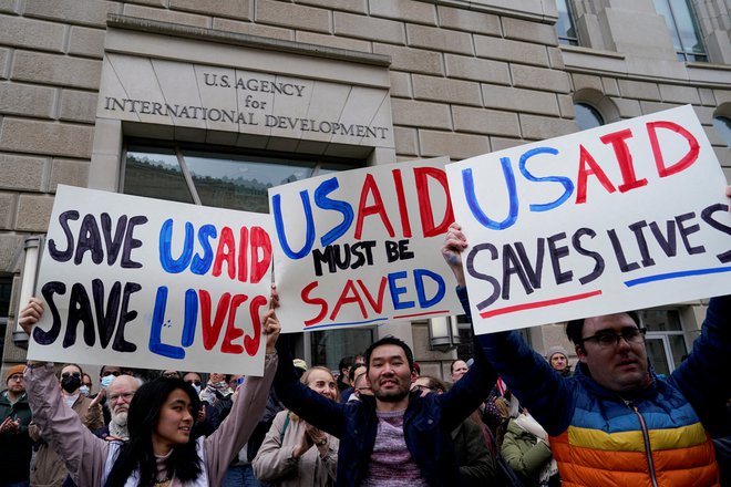 Demonstranti pred washingtonskim poslopjem agencije za mednarodno pomoč. Foto: Kent Nishimura/Reuters