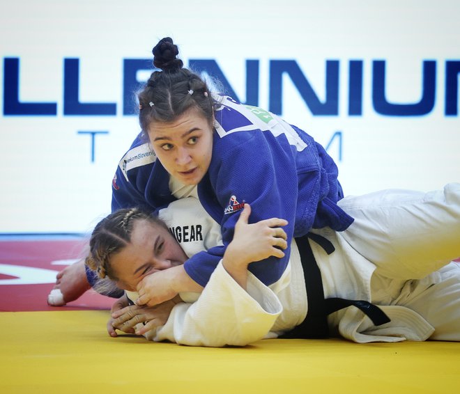 Kaja Schuster je bila v malem finalu boljša od Finke Emme Krapu. FOTO: Jože Suhadolnik/Delo