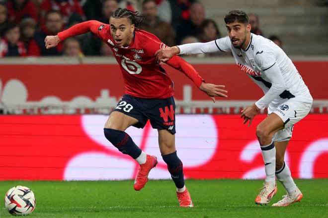 Ethan Mbappe (Lille, levo) ni ušel nadzoru Yanisa Zouaouija iz Le Havra. FOTO: Francois Lo Presti/AFP