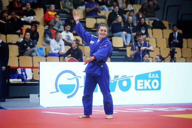 Kaja Schuster se je takole veselila zmage v dvoboju za tretje mesto. FOTO Jože Suhadolnik/Delo