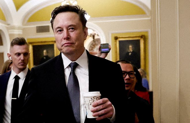 Elon Musk se je na naslovnico odzval z besedami: »Trump ljubim tako močno, kot lahko moški ljubi drugega moškega.« FOTO: Benoit Tessier/Reuters