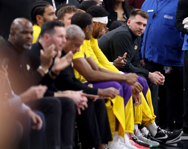 Luka Dončić je tekmo spremljal s klopi. FOTO: Harry How/AFP