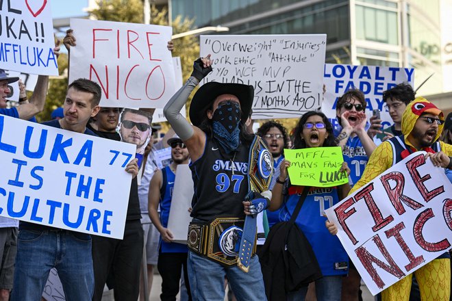 Navijači v Dallasu se ne morejo sprijazniti z izgubo Dončića. FOTO: Jerome Miron/USA Today