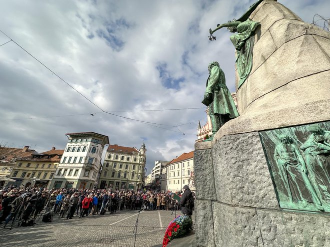 France Prešeren si danes, denimo, ne bi zaslužil boljše penzije. Če ne verjamete:prašajte raj' oblak neba kot predlagatellje referenduma. Foto Voranc Vogel