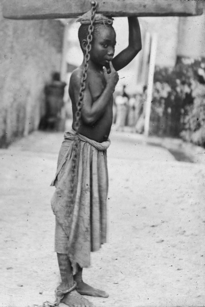 Zaznzibarski suženj okoli leta 1890, ko je bil Zanzibar pod britansko oblastjo. FOTO: Wikipedia