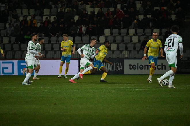 Raul Florucz (v sredini) je na Bonifiki v drugem polčasu stopil »na plin« in zabil zmagoviti gol. FOTO: Aleksander Golob