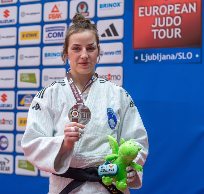 Nika Tomc se je na turnirju za svetovni pokal v Ljubljani ovenčala s srebrno kolajno. FOTO: Darko Petelinšek/JZS