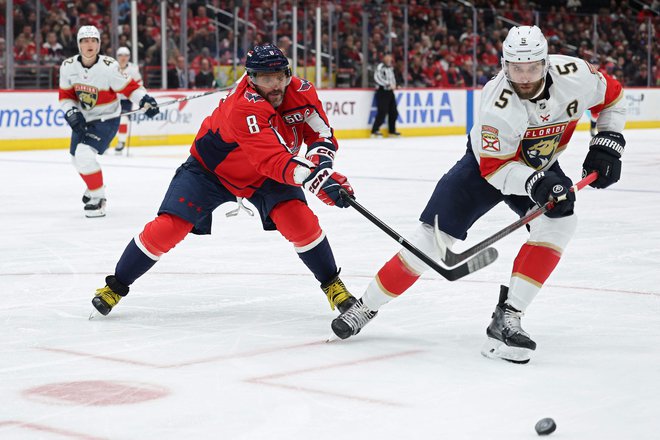 Niti tri podaje Alekseja Ovečkina (levo) niso bile dovolj za zmago Washingtona proti Utahu in za izenačlenje na vrhu lestvice NHL z Vinipegom. FOTO: Patrick Smith/Getty Images Via AFP