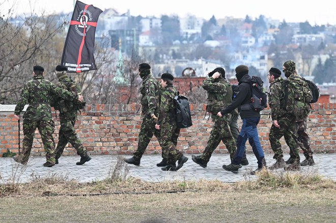 »Za te skupine so vojaki, ki so poskušali pobegniti iz obkoljene Budimpešte, junaki. FOTO: Attila Kisbenedek/AFP