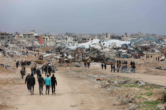 »Ničesar ni, kamor bi se lahko vrnili. To je porušen kraj,« je dejal in dodal, da o vrnitvi razmišljajo le zato, ker »nimajo druge možnosti«. FOTO: Omar Al-qattaa/AFP