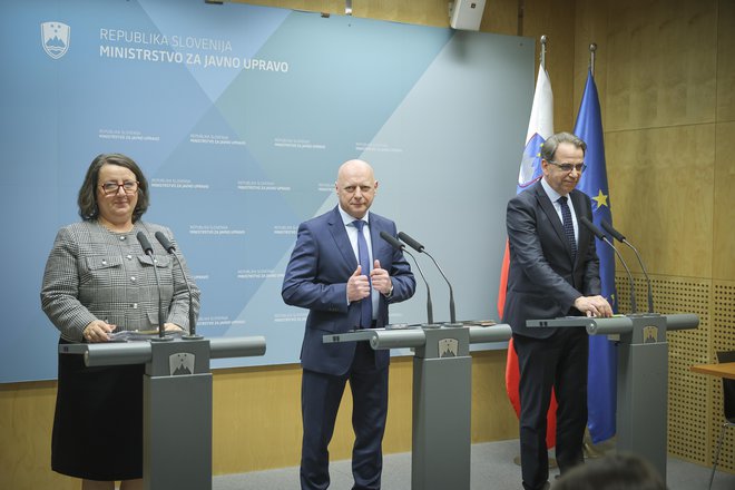 Državna sekretarka Mojca Ramšak Pešec, minister Franc Props in direktor direktorata za javni sektor Peter Pogačar med prednostmi novega sistema izpostavljajo tudi hitrejše napredovanje na začetku kariere uslužbenca. FOTO: Jože Suhadolnik