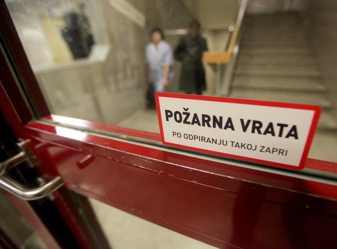 Bistvena razlika med dijaškimi domovi in vrtci oziroma šolami je ta, da v dijaških domovih bivajo dijaki tudi ponoči, vrtci in šole pa delujejo podnevi in ob prisotnosti vzgojiteljev oz. učiteljev ter ponekod tudi varnostnikov, so za STA poudarili v združenju mestnih občin. FOTO: Mavric Pivk/Delo