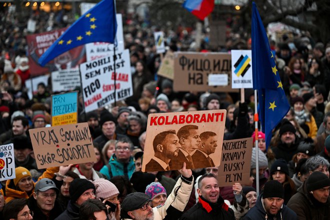 Pred dvema tednoma se je v Bratislavi zbralo okoli 60.000 protivladnih protestnikov, minuli petek jih je bilo okoli 45.000.

FOTO: Radovan Stoklasa/Reuters