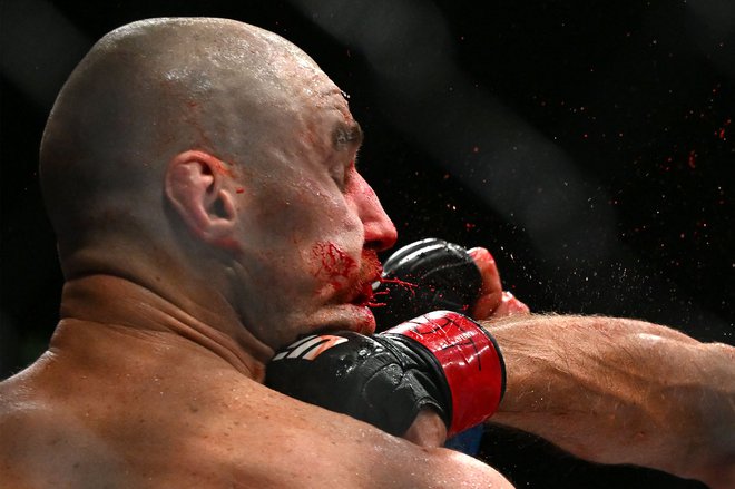 Američan Sean Strickland in Južnoafričan Dricus du Plessis sta se pomerila v moški srednji kategoriji na turnirju Ultimate Fighting Championship (UFC) 312 v Qudos Bank Areni v Sydneyju. Foto: Saeed Khan/Afp