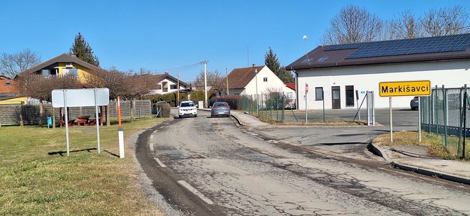 Dotrajana državna cesta Skakovci–Murska Sobota skozi vas Markišavci. FOTO: Andrej Bedek/Delo