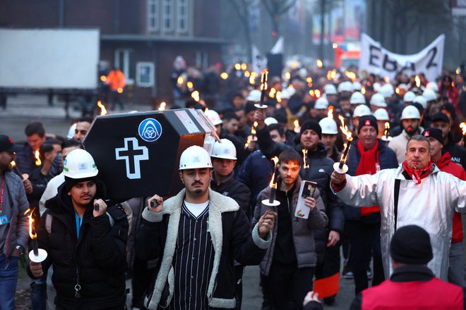 Jeklarji Thyssenkruppa so decembra lani stavkali proti načrtovanim odpuščanjem v podjetju zaradi padanja prodaje jekla. V težavah so se znašli predvsem zaradi višjih stroškov energentov.                      FOTO: Thilo Schmuelgen/REUTERS