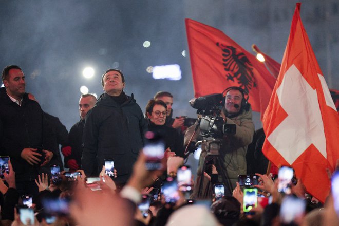 Vnovični zmagovalec kosovskih volitev Albin Kurti kot dvojni državljan s svojo stranko redno sodeluje tudi na volitvah v sosednji državi in nikoli ni skrival želje po združitvi v veliko Albanijo, pred temi volitvami pa je volivce snubil tudi med diasporo v Švici. Foto Florion Goga Reuters