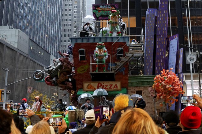 Da Nindža želve še niso povsem iz mode, je pokazala zadnja parada ob zahvalnem dnevu v New Yorku novembra lani, kjer so bili mutantski risani junaki ena glavnih atrakcij. FOTO Brendan Mcdermid Reuters