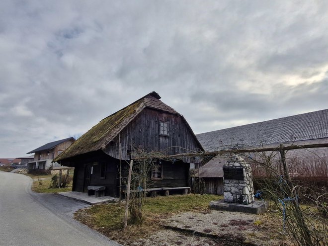 Lesena hiška s spominsko sobo Blaža Kocena na Hotunju na Ponikvi. Hiško je ob nekdanji Kocenovi hiši, ki se je zrušila, postavila družina Debelak. FOTO: Beti Burger