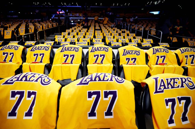 Navijače Los Angeles Lakers, ki so spremljali Lukov debi, je na tribunah pred tekmo čakalo lepo presenečenje: dresi z Lukovo številko. FOTO: Ronald Martinez/Getty Images, AFP