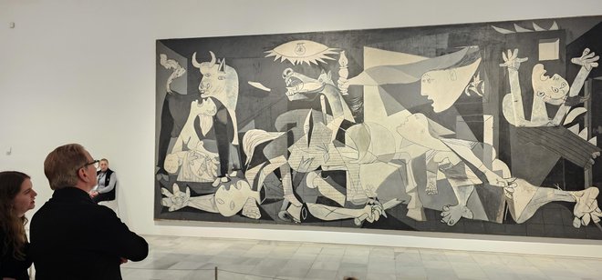 V muzeju Reina Sofía kraljuje Picassova Guernica, posvečena nemškemu bombardiranju Baskije in neusmiljena kritika vseh vojnih zločinov. FOTO: Boris Šuligoj