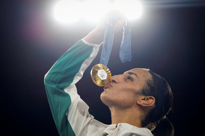 Imane Khelif je takole poljubila zlato kolajno na lanskih olimpijskih igrah v Parizu. FOTO: Peter Cziborra/Reuters