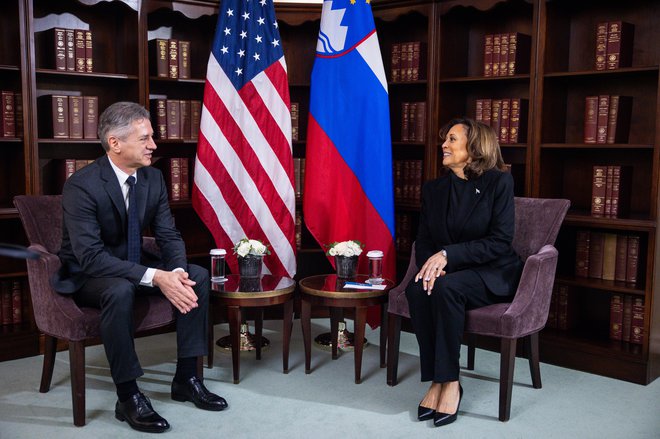 Zaradi čistk v ZDA prejšnji stiki niso več aktualni, opozarja obramboslovec Klemen Grošelj. Premier Golob se je lani v Münchnu sestal z bivšo ameriško podpredsednico Kamalo Harris. FOTO: Anže Malovrh