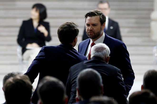 Francoski predsednik Emmanuel Macron, ameriški podpredsednik J. D. Vance in indijski premier Narendra Modi med vrhom o umetni inteligenci v Parizu. FOTO: Benoit Tessier/Reuters