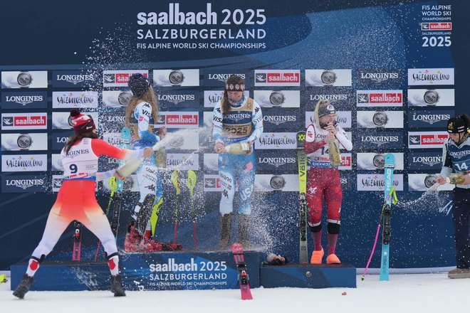 Razposajenosti smučark na stopničkah ni bilo konca. FOTO: Dimitar Dilkoff/AFP