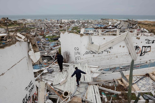 V triindvajsetih dneh prekinitve ognja je bilo na območju Gaze ubitih 110 ljudi, več kot 900 je bilo ranjenih. FOTO: Bashar Taleb/AFP