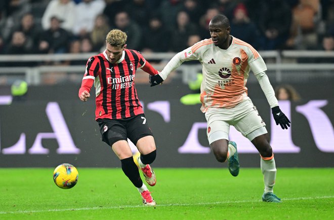 Santiago Gimenez je bil še pred dobrim tednom član Feyenoorda, zdaj bo igral v Rotterdamu v dresu Milana. FOTO: Daniele Mascolo/Reuters