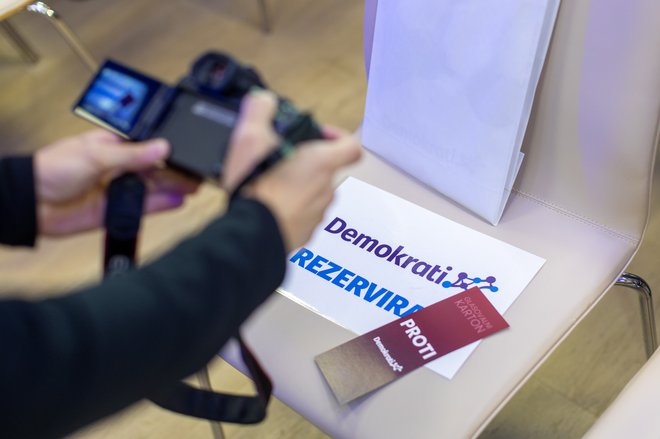 Predsednica državnega zbora Urška Klakočar Zupančič ugotavlja, da so izpolnjeni pogoji za ustanovitev nove poslanske skupine, a ne z imenom Demokrati. FOTO: Voranc Vogel/Delo