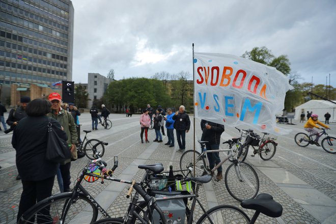 Protesti proti vladi Janeza Janše so se začeli med pandemijo zaradi nerazumnih ukrepov in po mnenju iniciative avtoritarnega delovanja vladnih predstavnikov.

FOTO: Jože Suhadolnik/Delo