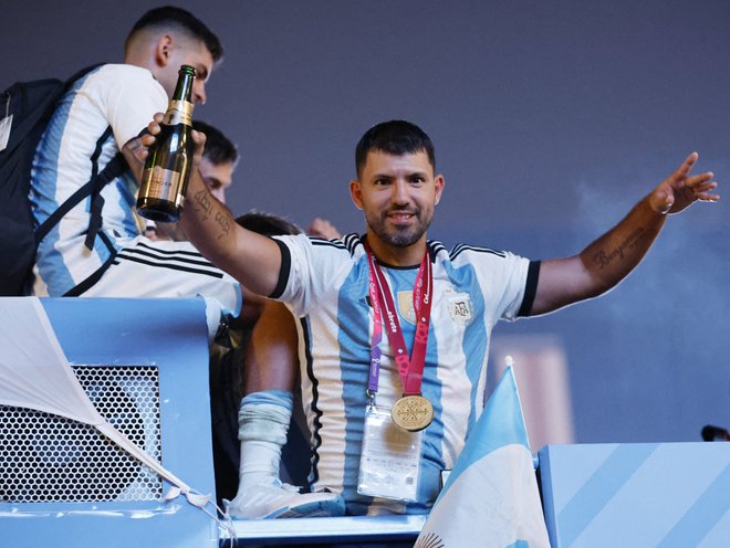 Aguero je bil eden največjih poražencev večera, saj je poleg svoje skrajno tvegane napovedi izgubil še 10 tisoč dolarjev, ki jih je stavil na število zadetkov v prvem polčasu. FOTO: Thaier Al-Sudani/Reuters