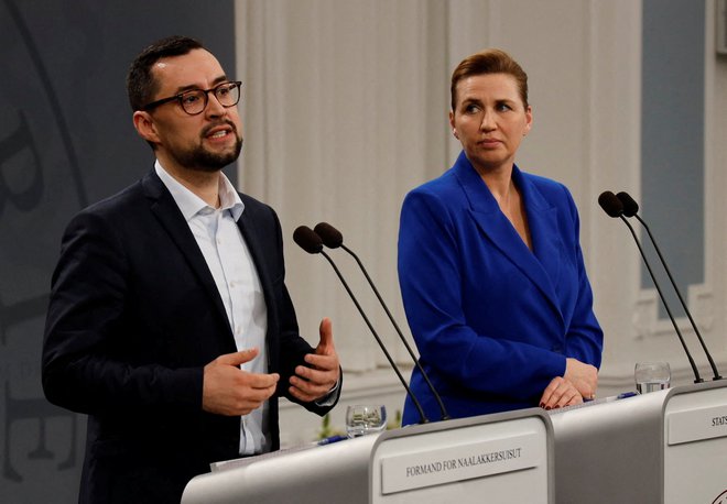 Danska premierka Mette Frederiksen in grenlandski premier Mute B. Egede na tiskovni konferenci v Københavnu. FOTO: Tom Little/Reuters