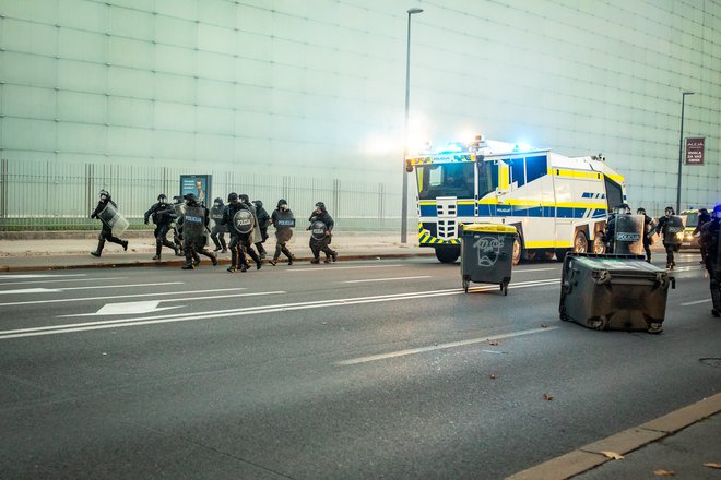 Oktobra leta 2021 so pripadniki posebne policijske enote ljubljanske policijske uprave na protivladnih protestih uporabili vodni top in solzivec. Štiri policiste je okrajno sodišče zdaj obsodilo na večmesečne pogojne zaporne kazni. FOTO: Voranc Vogel/Delo