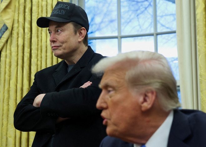 Najbogatejši Zemljan Elon Musk je ameriškemu predsedniku Donaldu Trumpu obljubil, da bo astronavta varno pripeljal nazaj domov. FOTO: Kevin Lamarque/Reuters